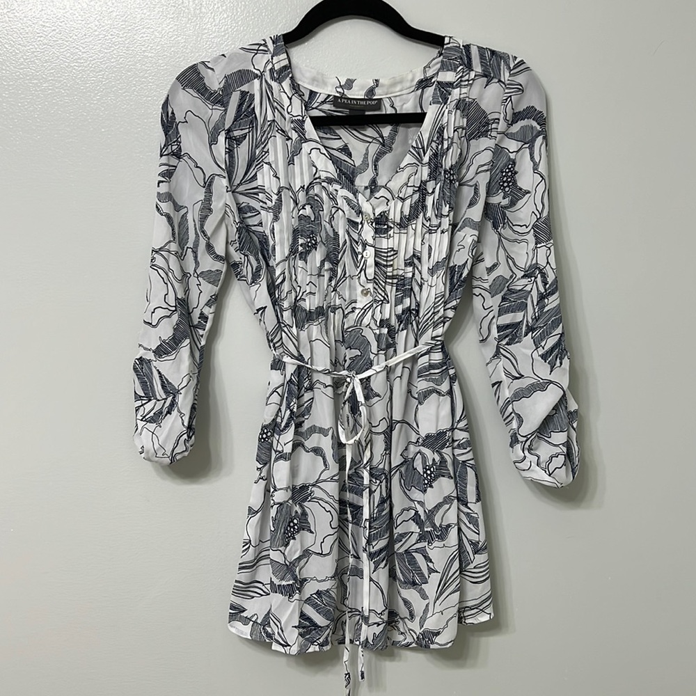A pea in the pod three-quarter length sleeves blue and white top.